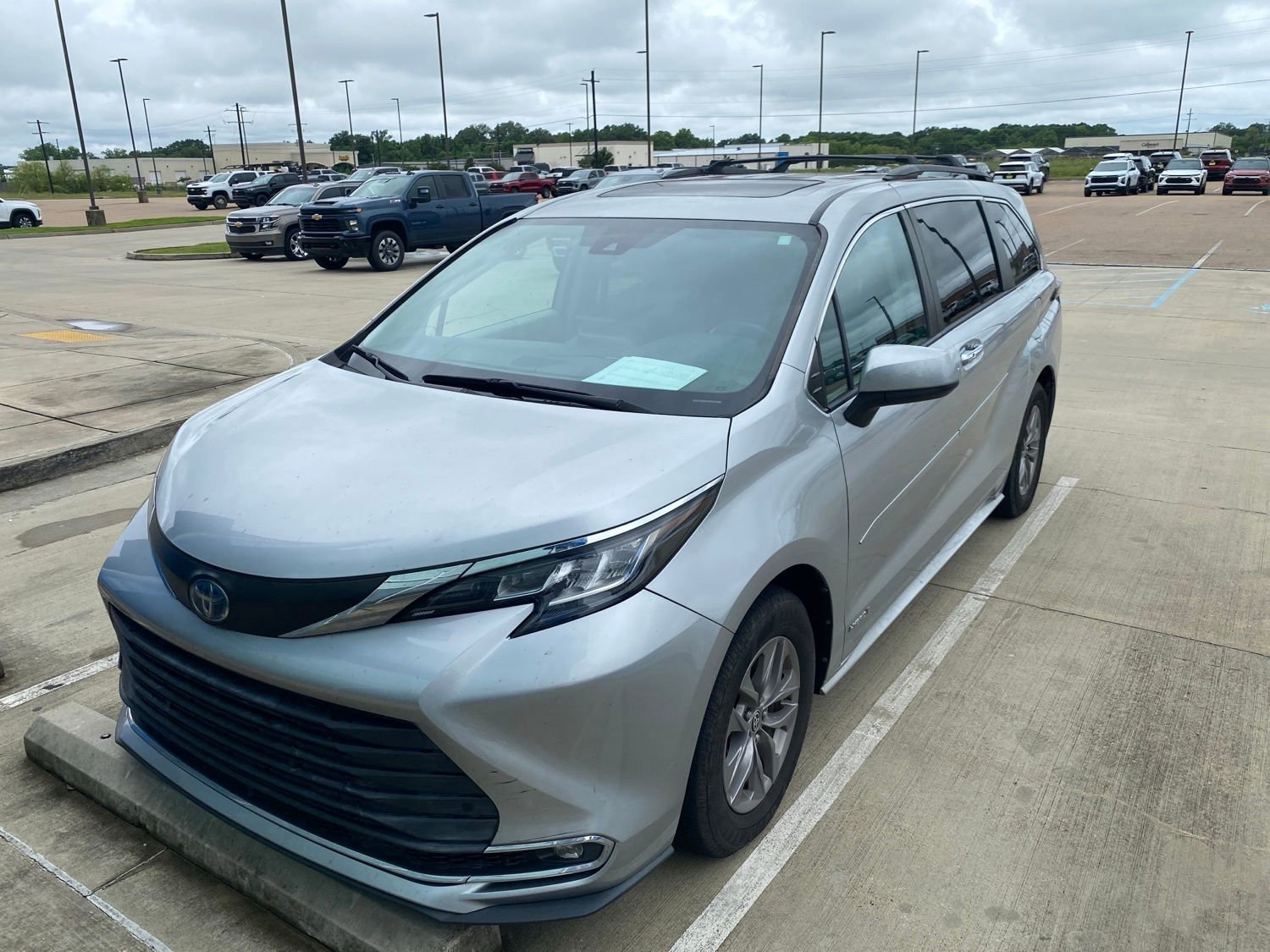 2021 Toyota Sienna XLE 8-Passenger Hybrid FWD's photo