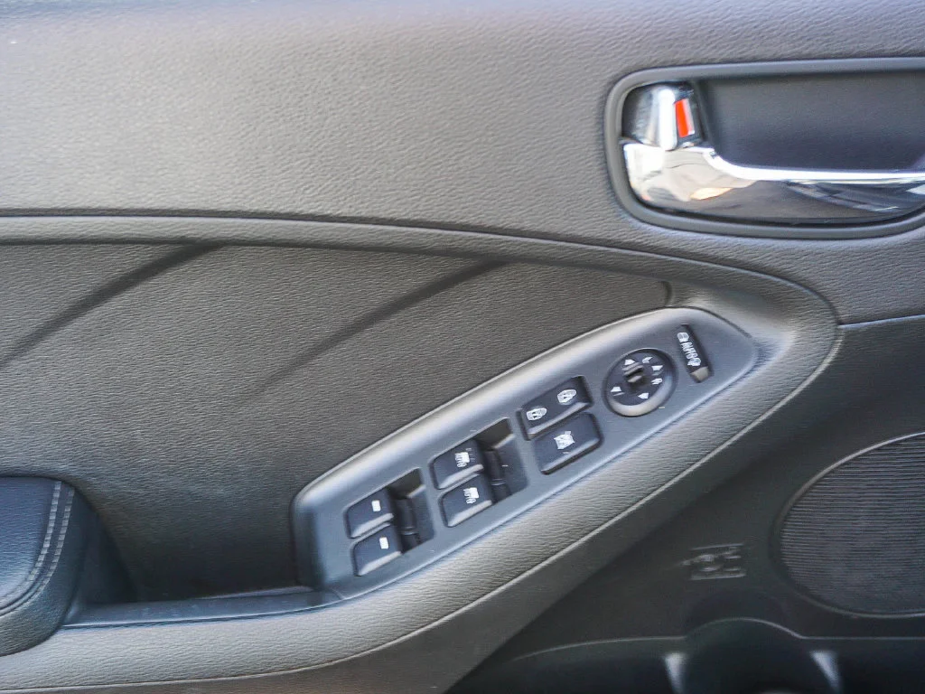 Used 2016 Black Kia EX image 18