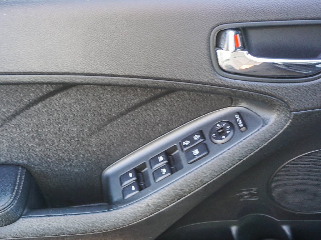 Used 2016 Black Kia EX image 18