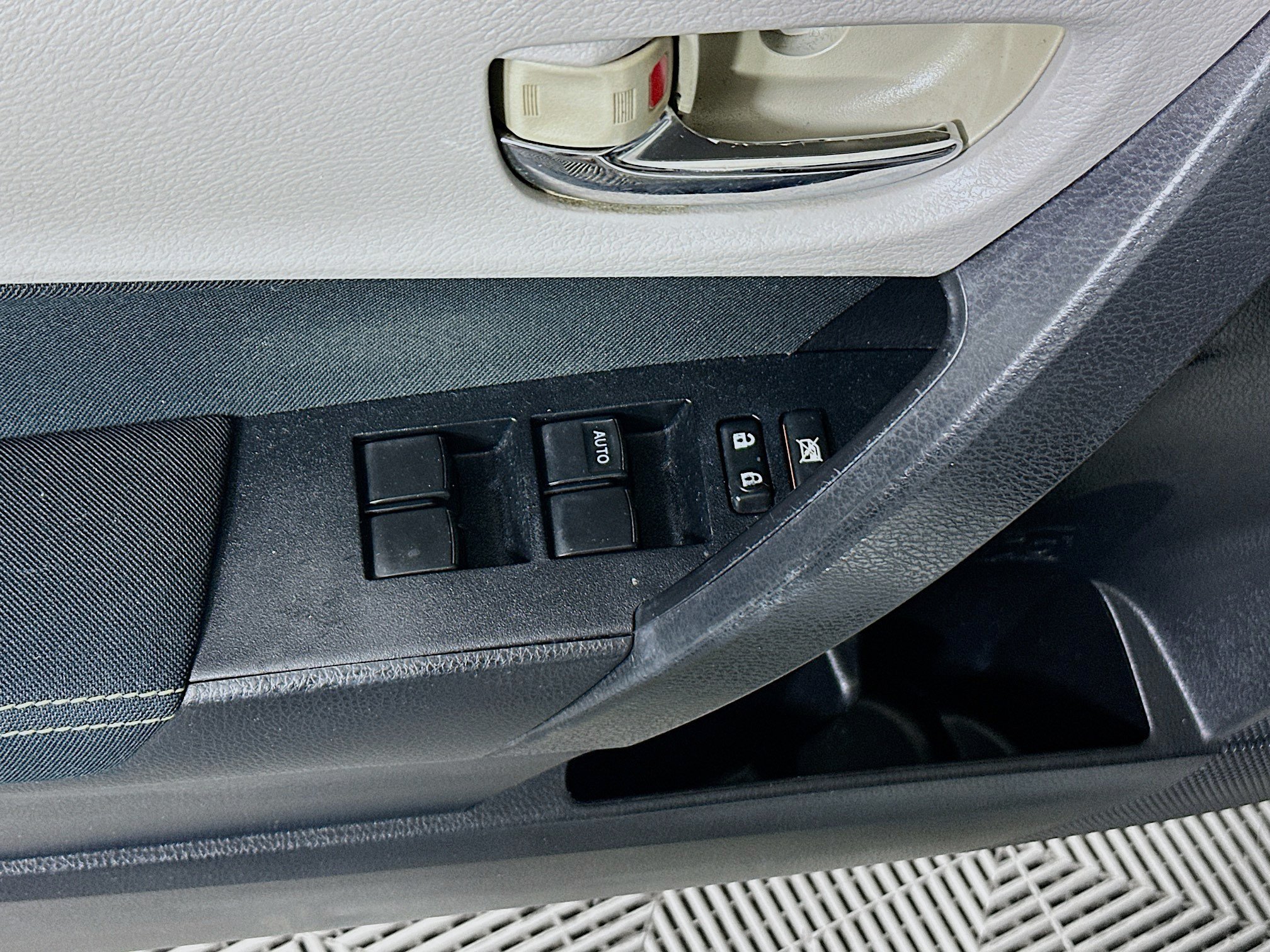Used 2014 Classic Silver Metallic Toyota LE image 14