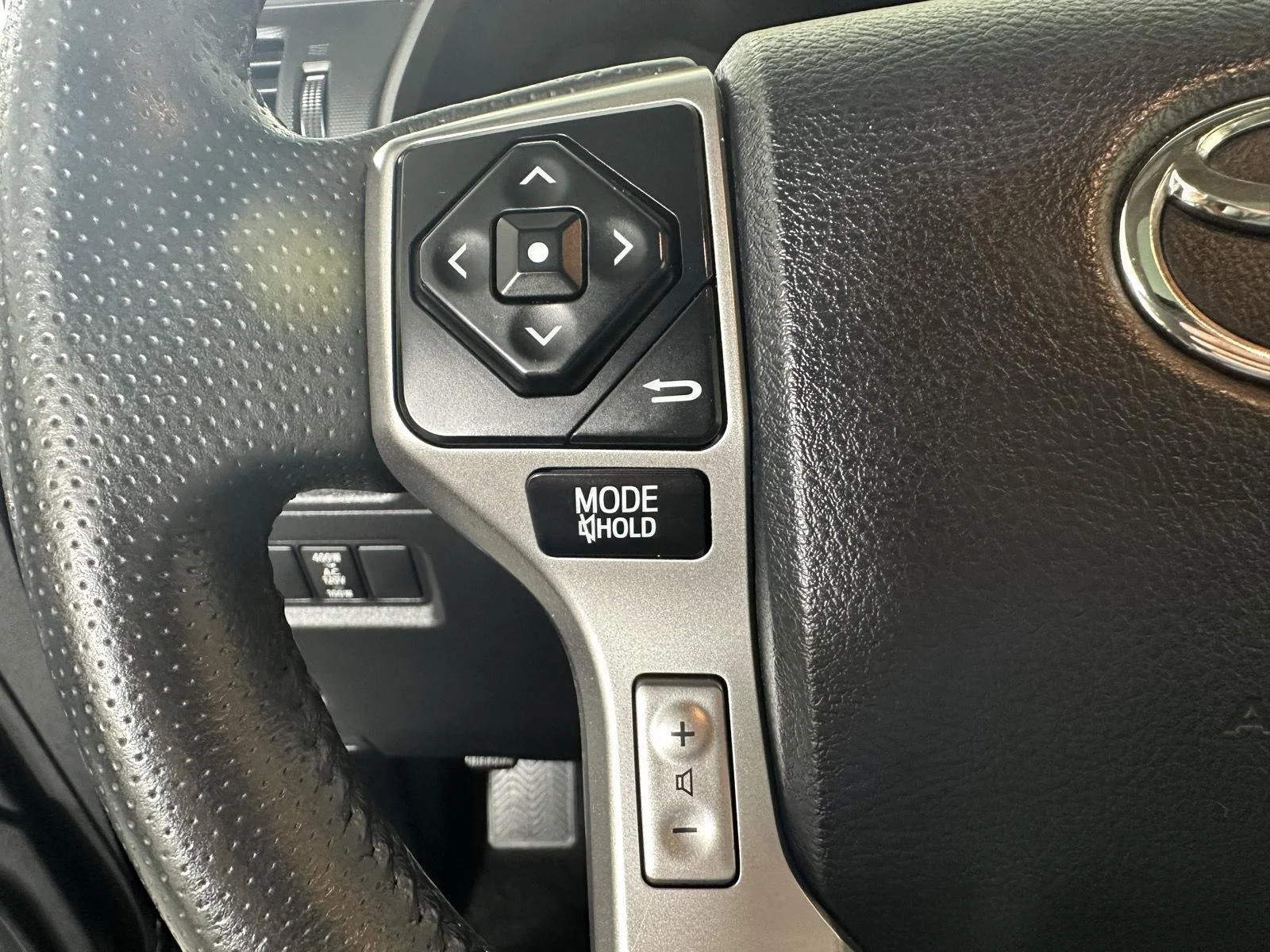 Used 2018 Midnight Black Metallic Toyota SR5 Premium image 29