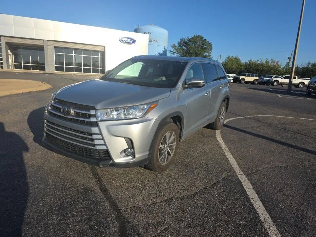 Used 2018 Silver Toyota XLE image 7