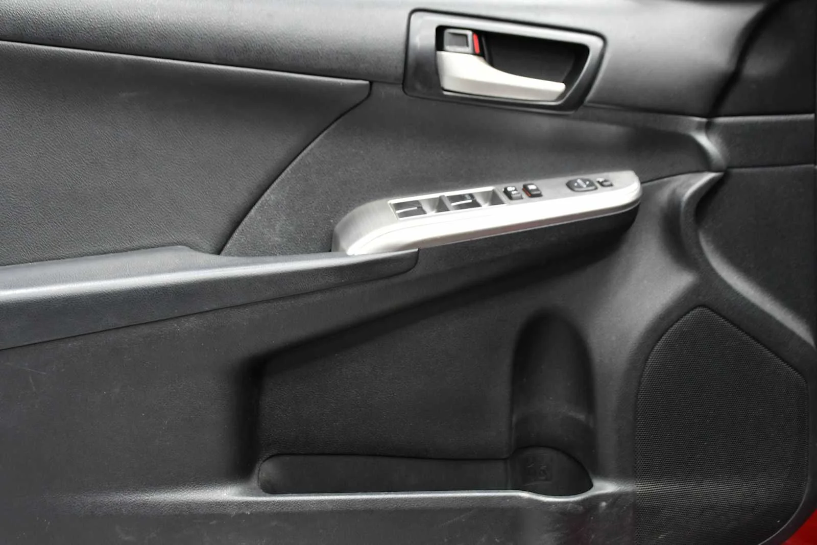 Used 2013 Barcelona Red Metallic Toyota SE image 13