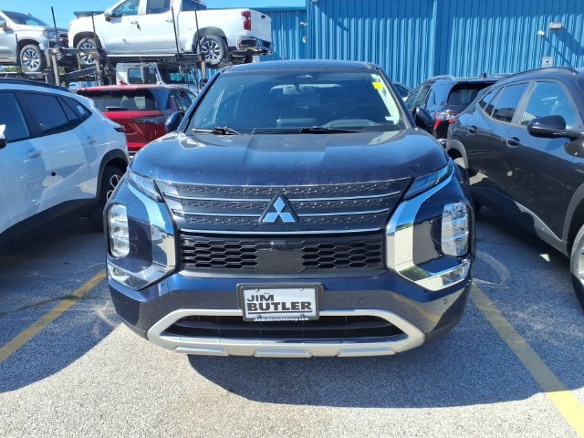 Used 2024  Mitsubishi SE image 2
