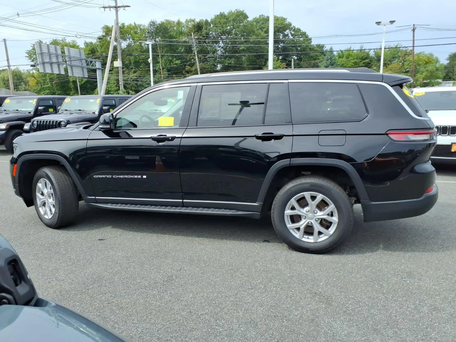 Used 2023 Diamond Black Crystal Pearlcoat Jeep Limited image 12