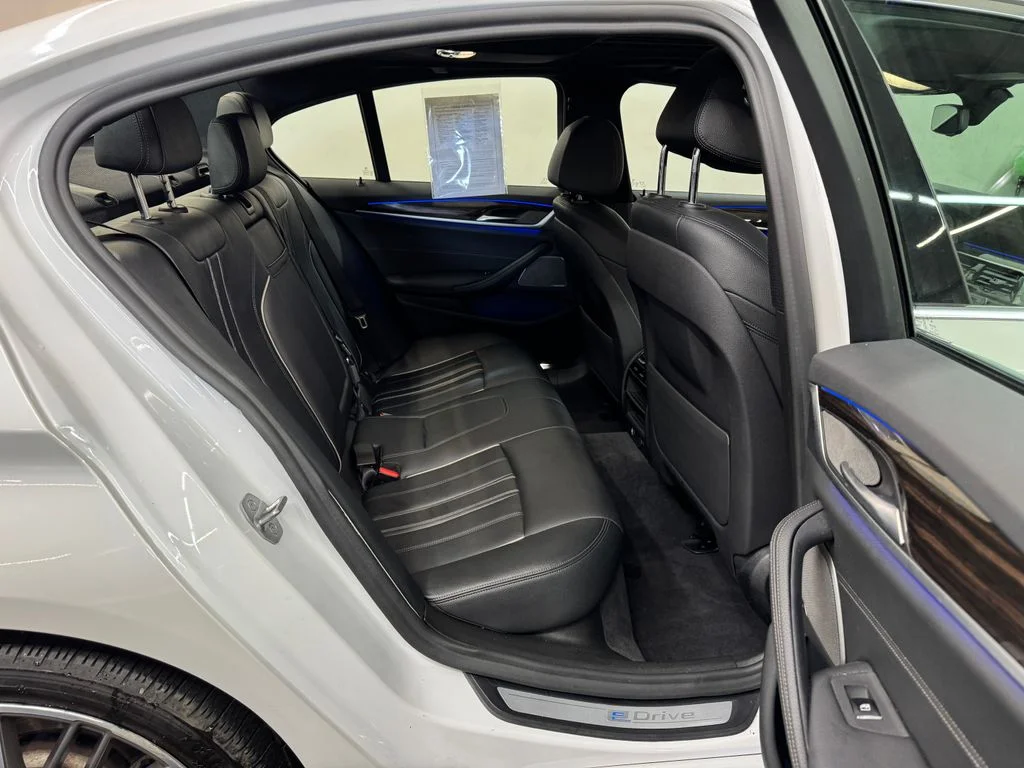 Used 2019 White BMW 530e iPerformance image 26