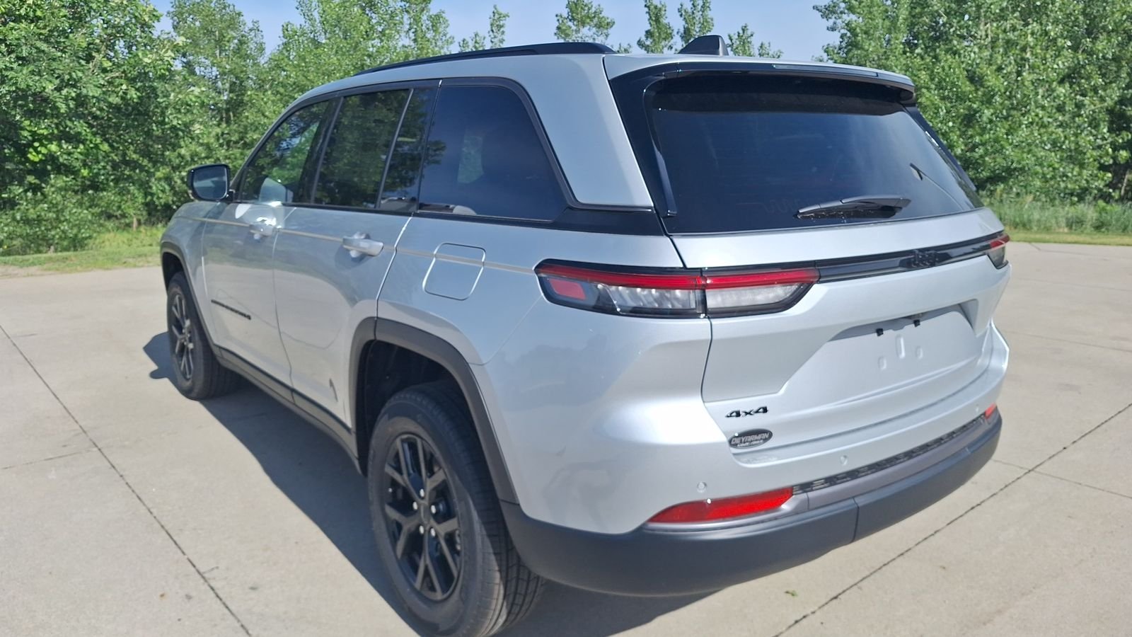 New 2026 Silver Zynith Exterior Paint Jeep Altitude image 6