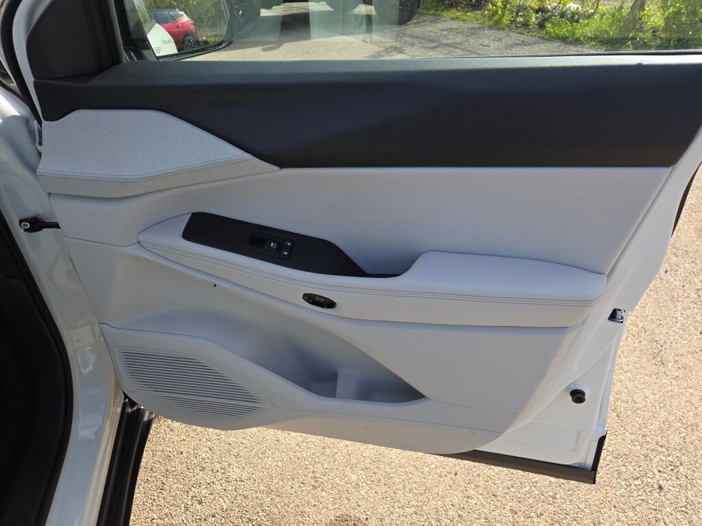 New 2026 Bright White Clear-Coat Exterior Paint Jeep Laredo image 6