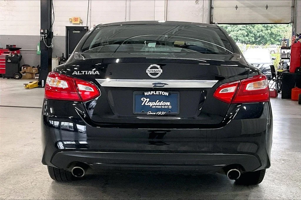 Used 2016 Black Nissan 2.5 S image 3