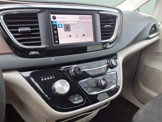 Used 2023  Chrysler LX image 6