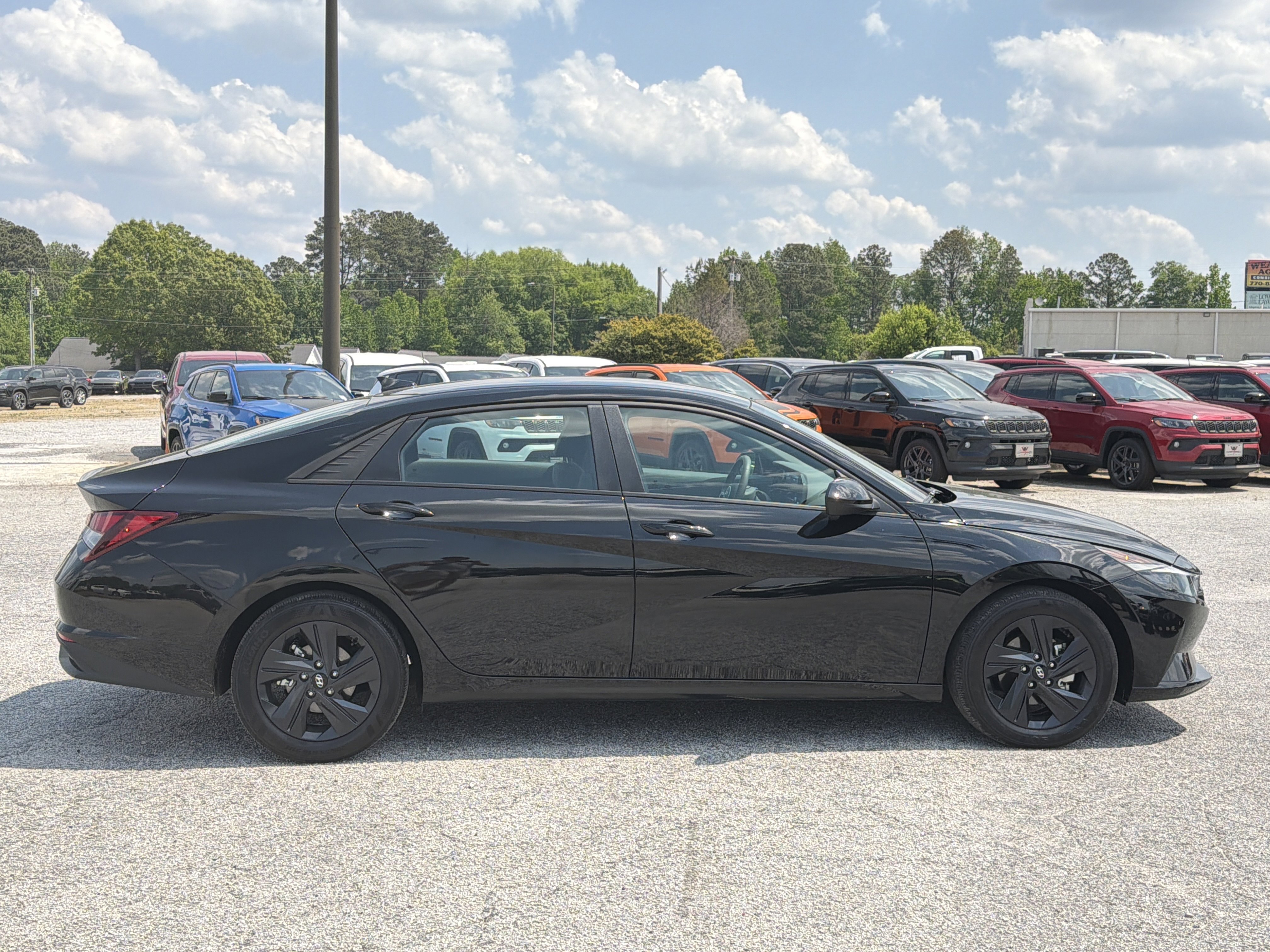 Used 2022 Phantom Black Hyundai SEL image 9