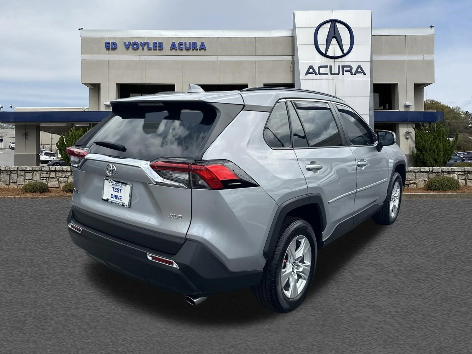 Used 2020 Silver Sky Metallic Toyota XLE image 5