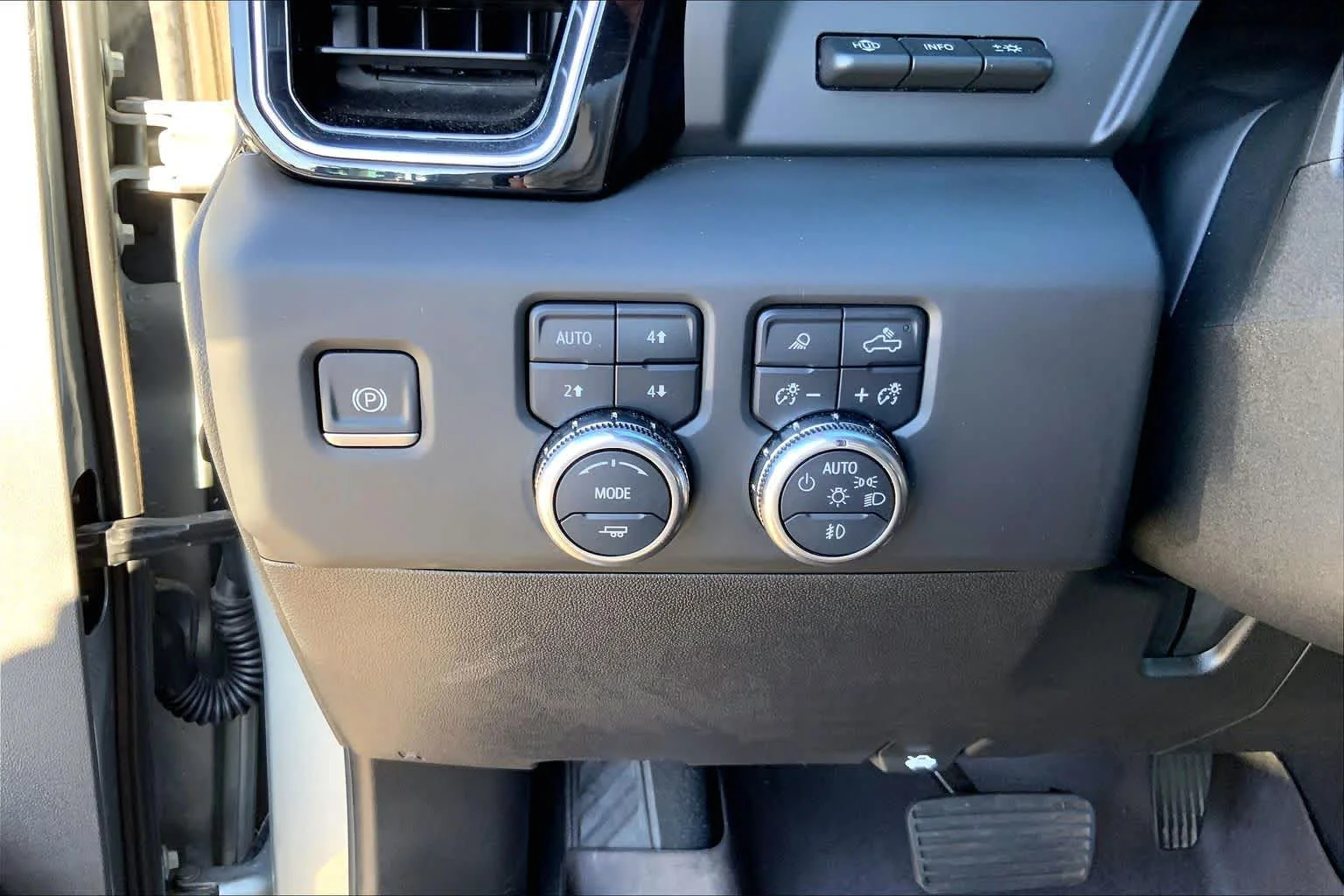 Used 2025 Sterling Metallic GMC Denali Ultimate image 33