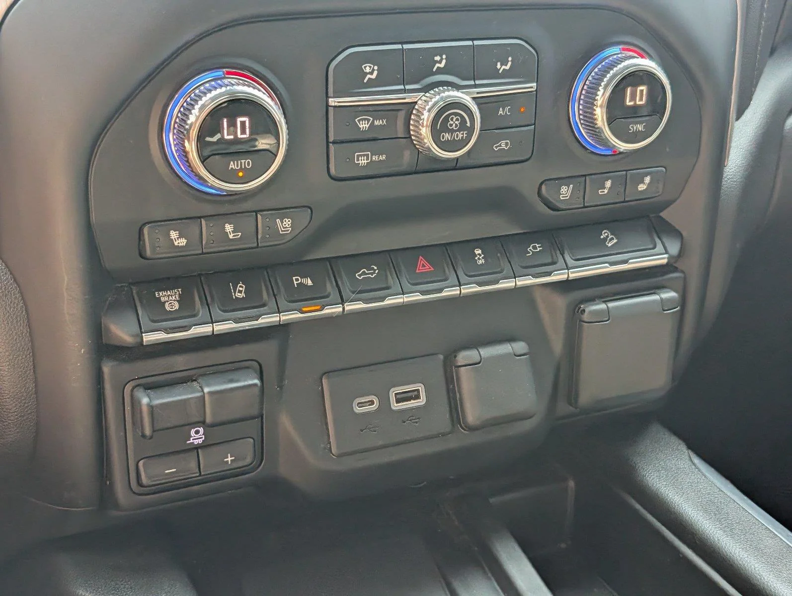 Used 2022 White Frost Tricoat GMC Denali image 20