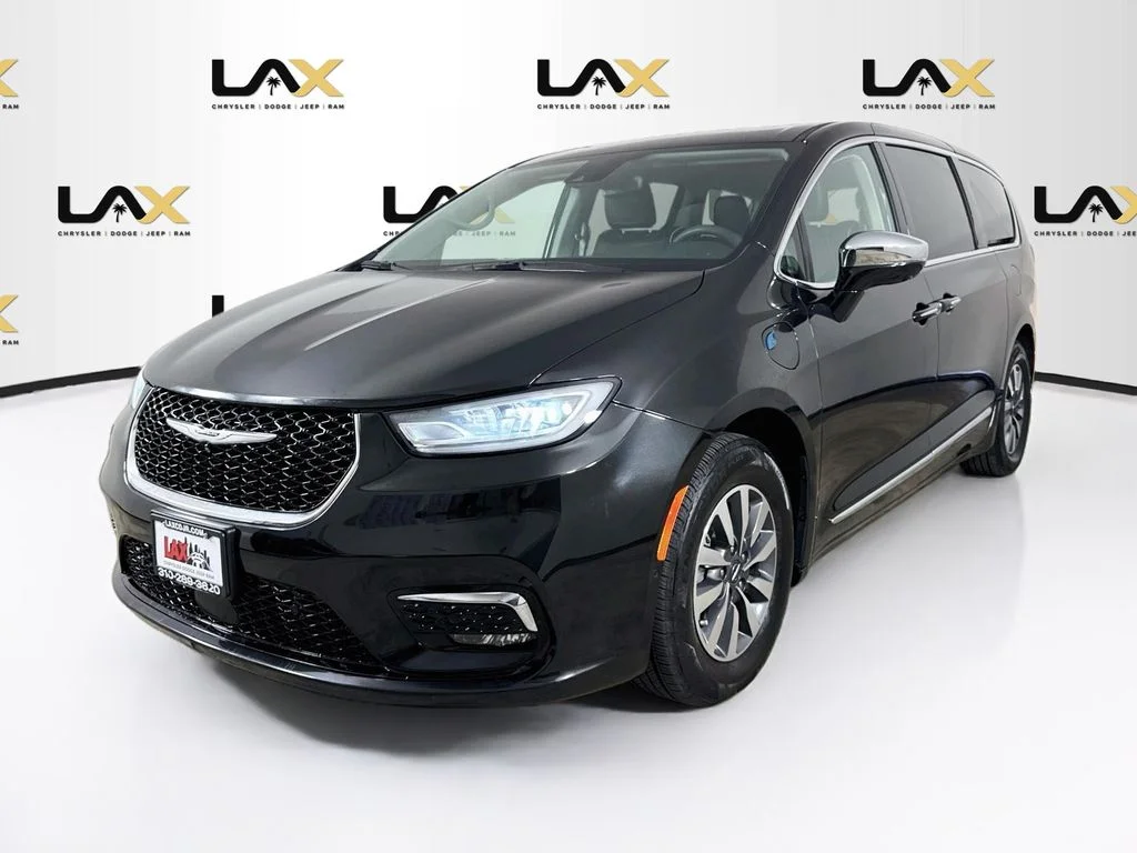 Used 2022 Black Chrysler Limited image 3