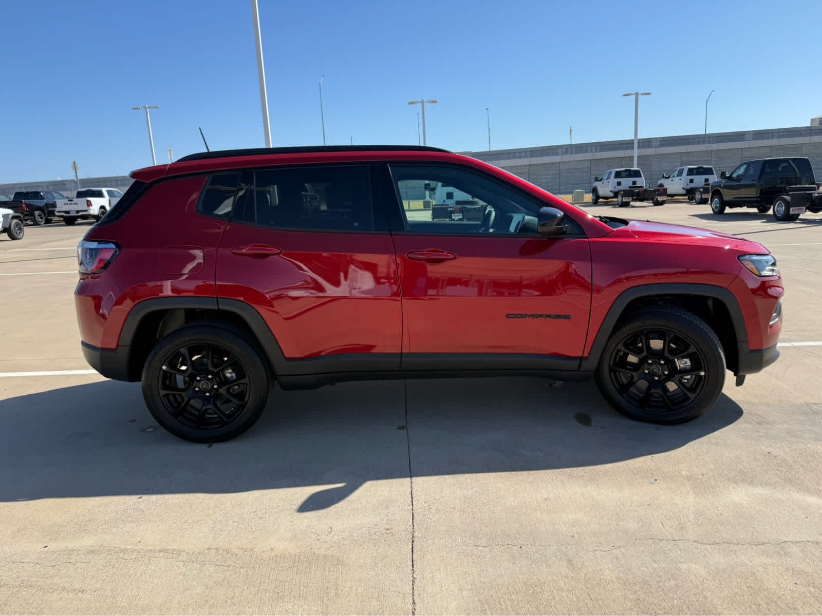 New 2026 Red Hot Pearl-Coat Exterior Paint Jeep Latitude Altitude image 5