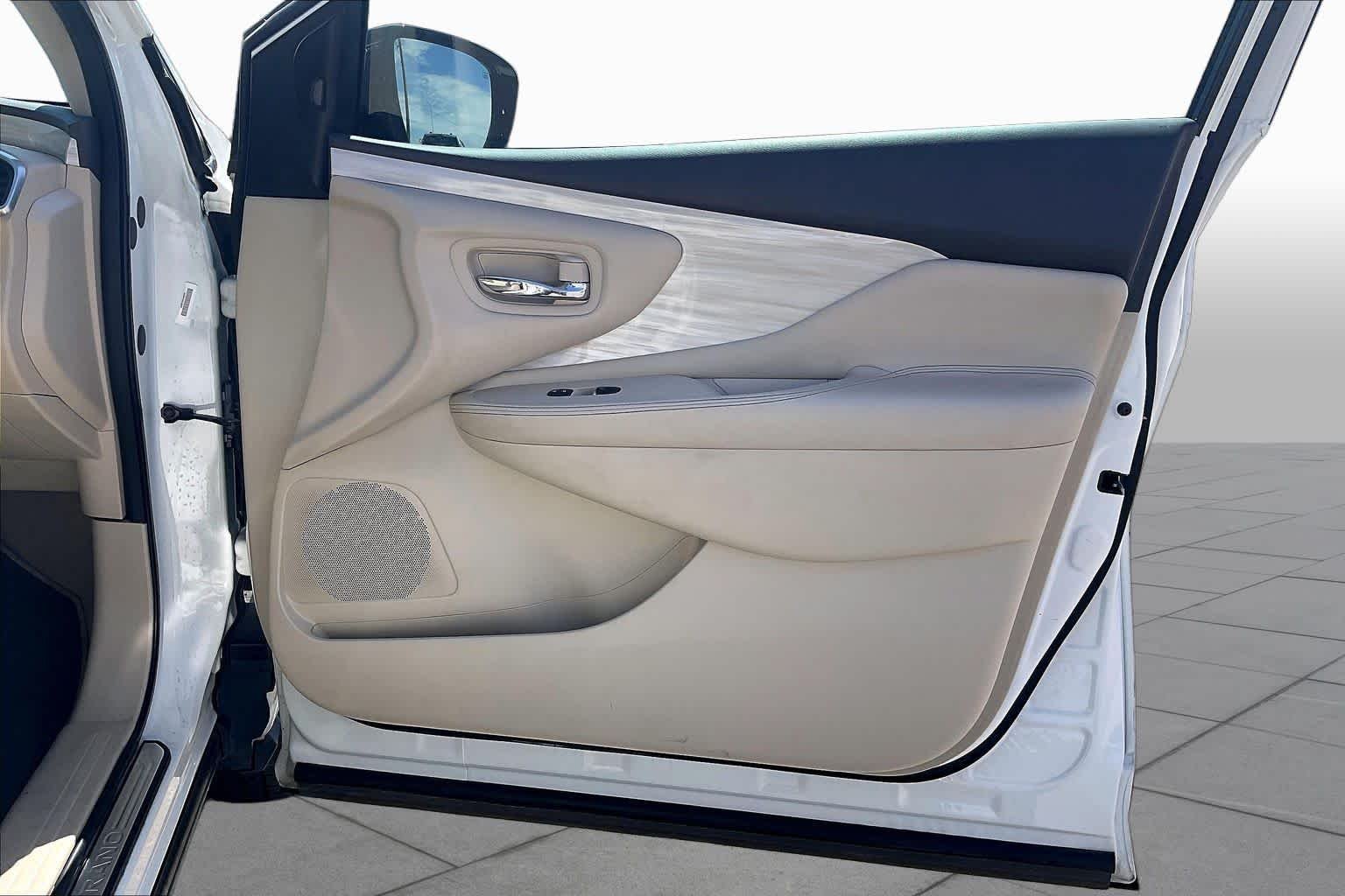 Used 2015 Pearl White Nissan SL image 21
