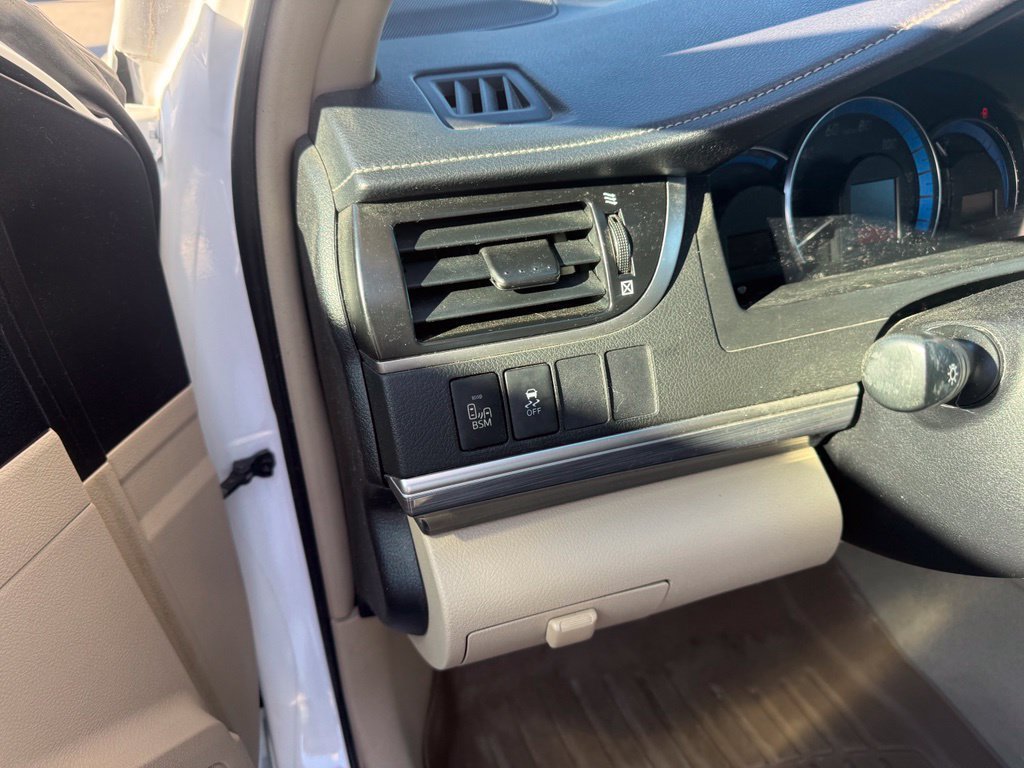 Used 2013 Super White Toyota XLE image 26