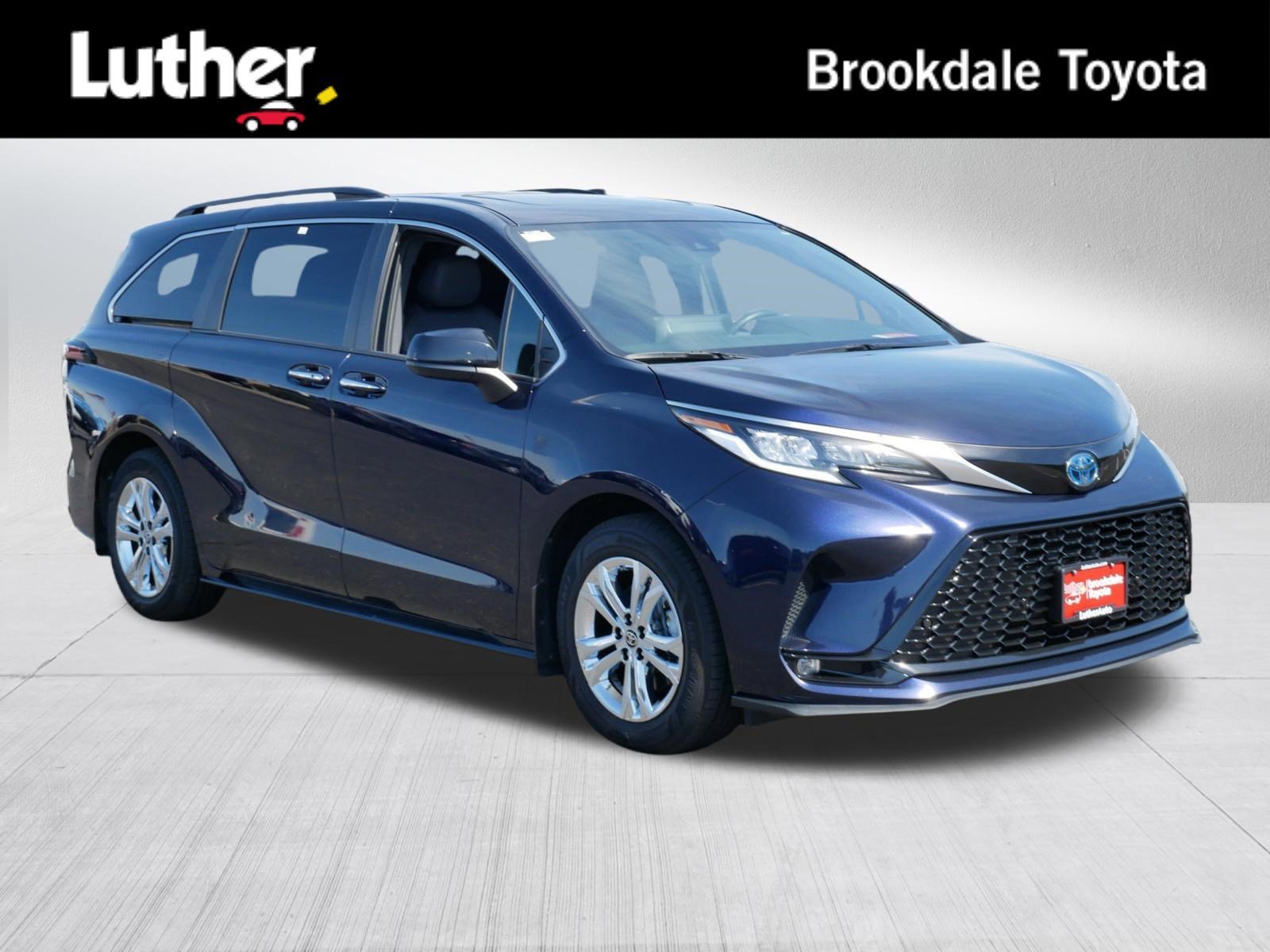 2022 Toyota Sienna XSE 7-Passenger Hybrid AWD's photo