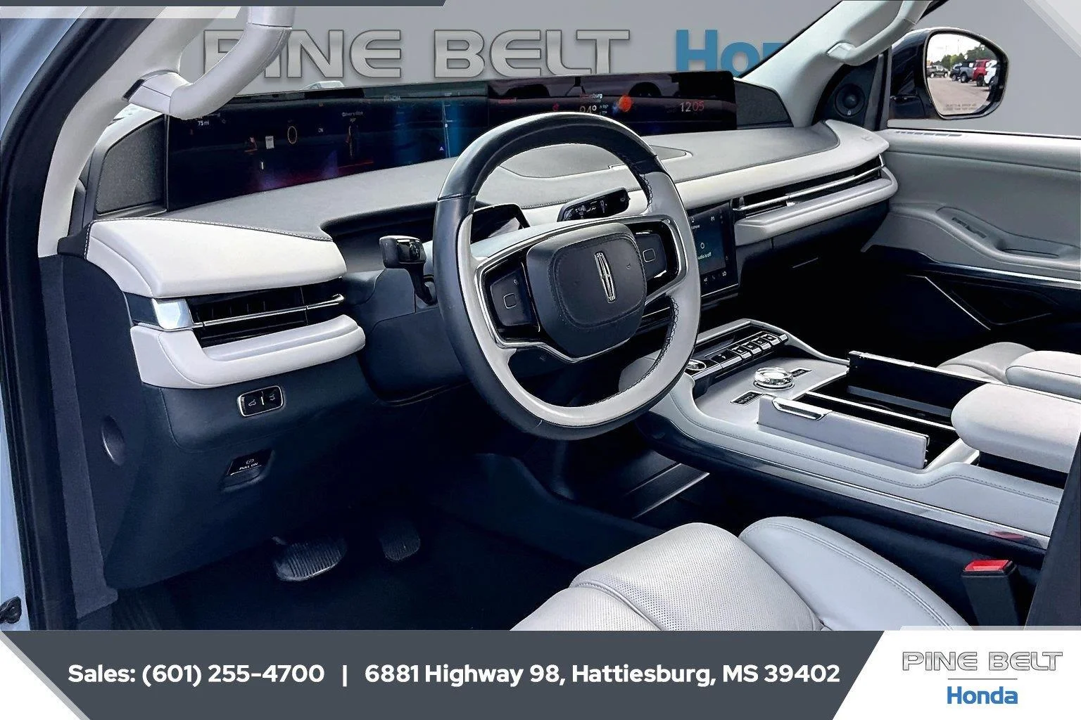 Used 2025 Gray Mist Metallic Tri-Coat Lincoln Reserve image 12