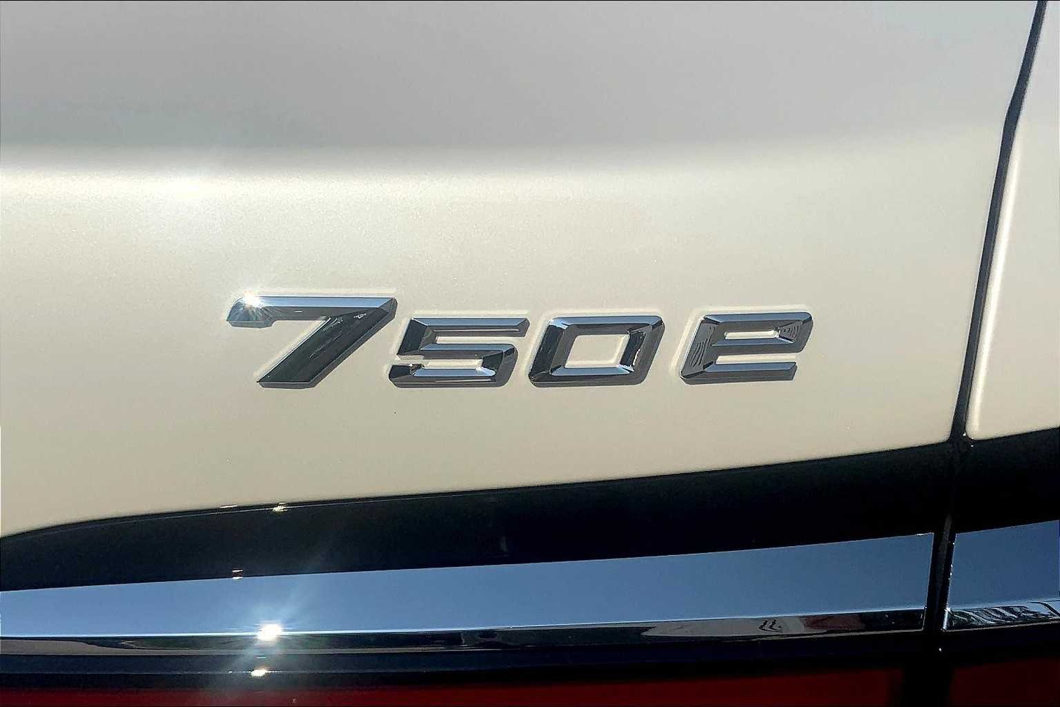 2026 BMW 7 Series 750e - Photo 15