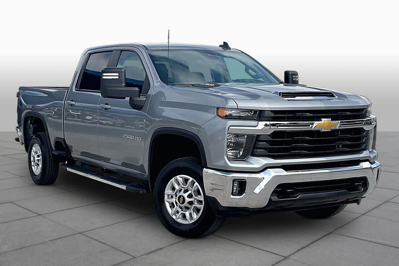Used 2025 Sterling Gray Metallic Chevrolet LT image 3