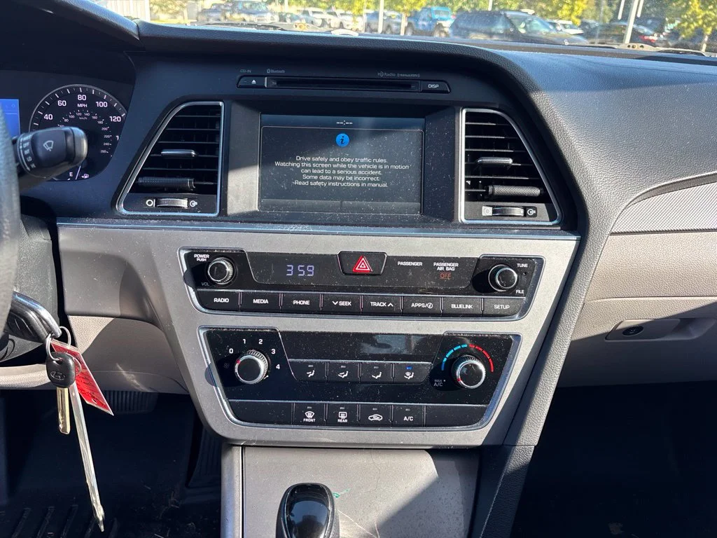 Used 2016 Red Hyundai SE image 13
