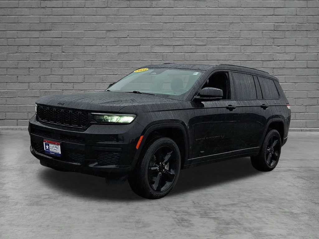 Used 2023 Diamond Black Crystal Pearlcoat Jeep Altitude image 6