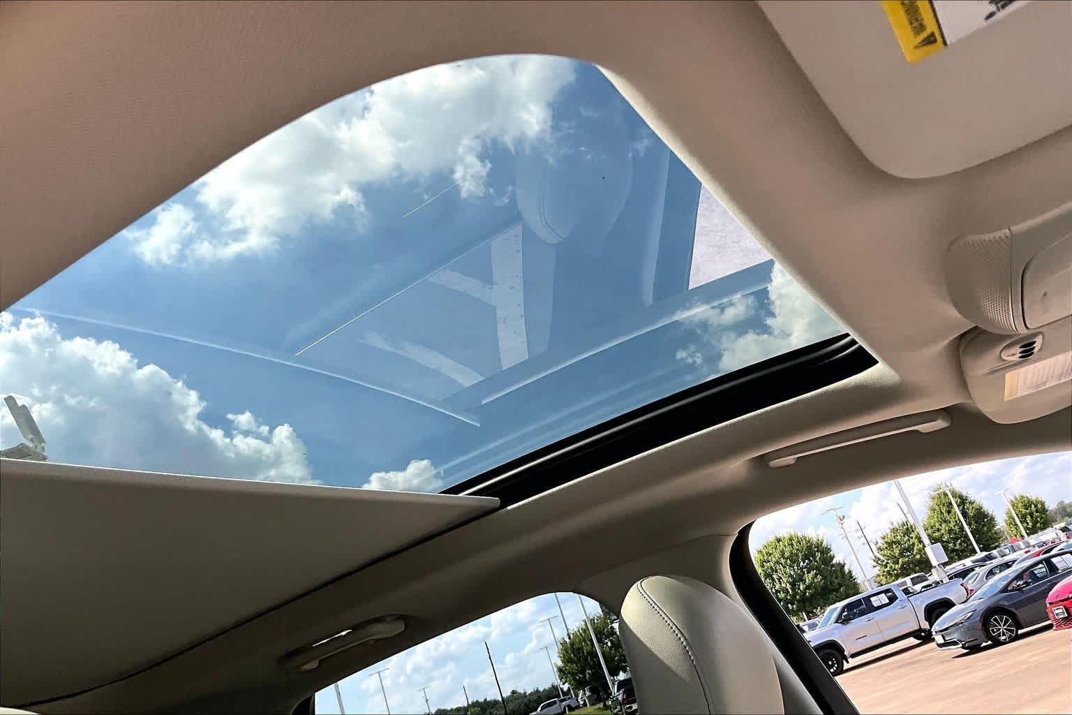 Used 2018 White Platinum Metallic Tri-Coat Ford Titanium image 14