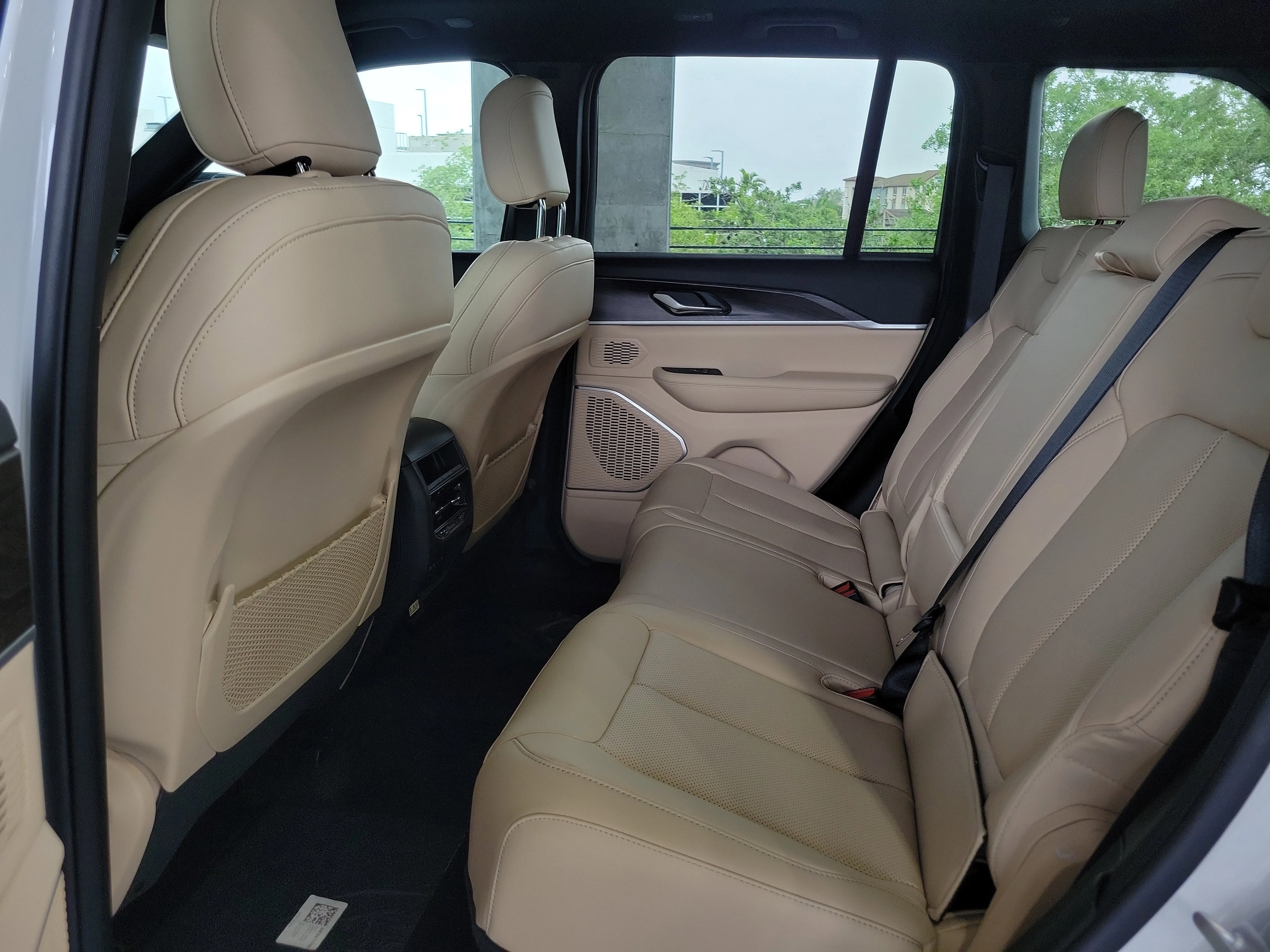 New 2026 Bright White Clear-Coat Exterior Paint Jeep Limited image 8