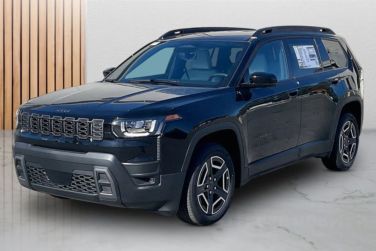 New 2026 Diamond Black Crystal Pearl-Coat Exterior Paint Jeep Limited image 4