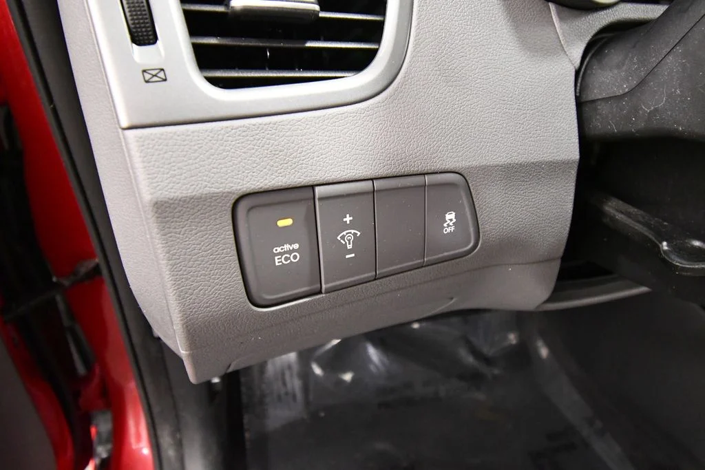 Used 2016 Red Hyundai SE image 17