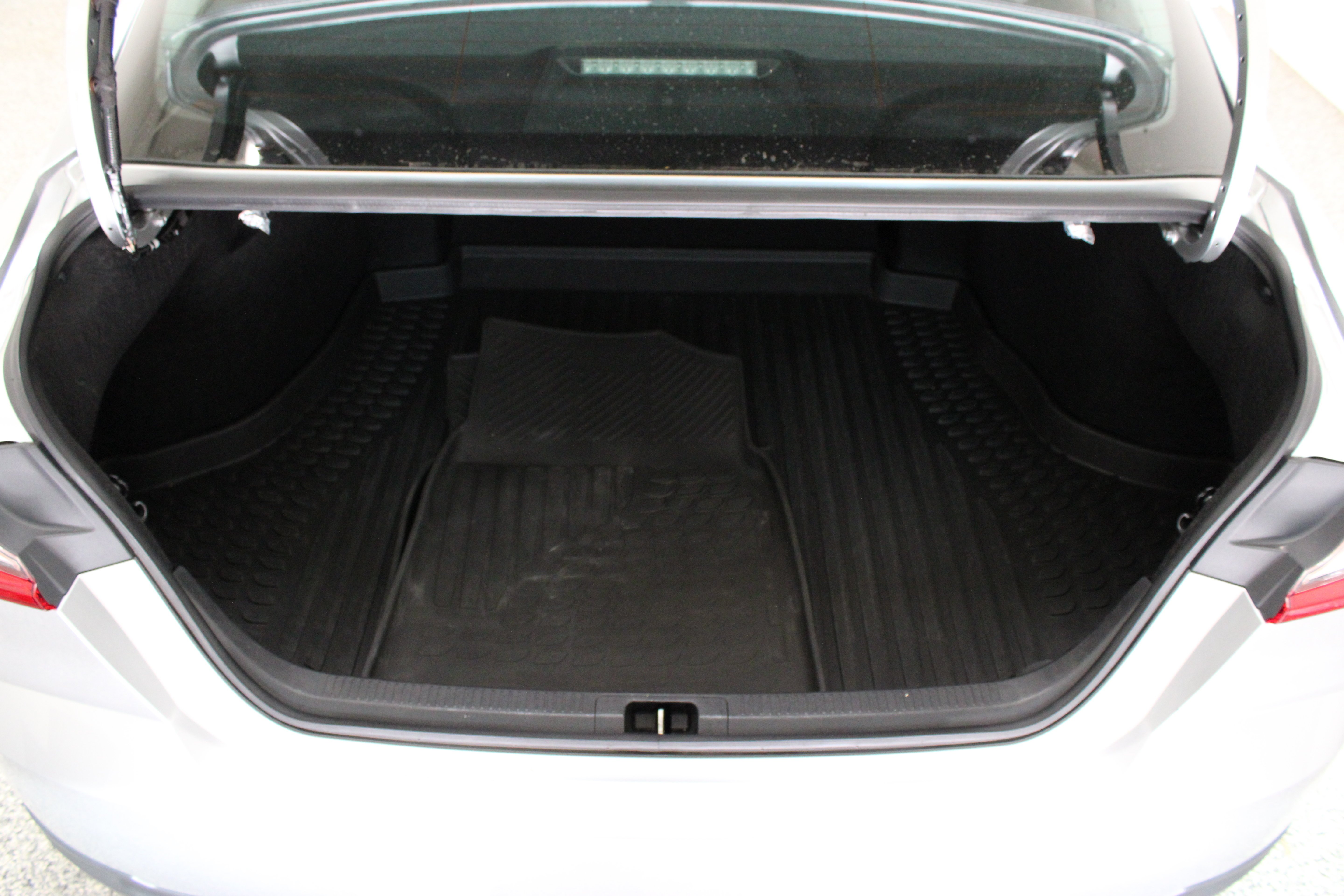 Used 2025 Silver Toyota LE 2.5L/Electric image 31