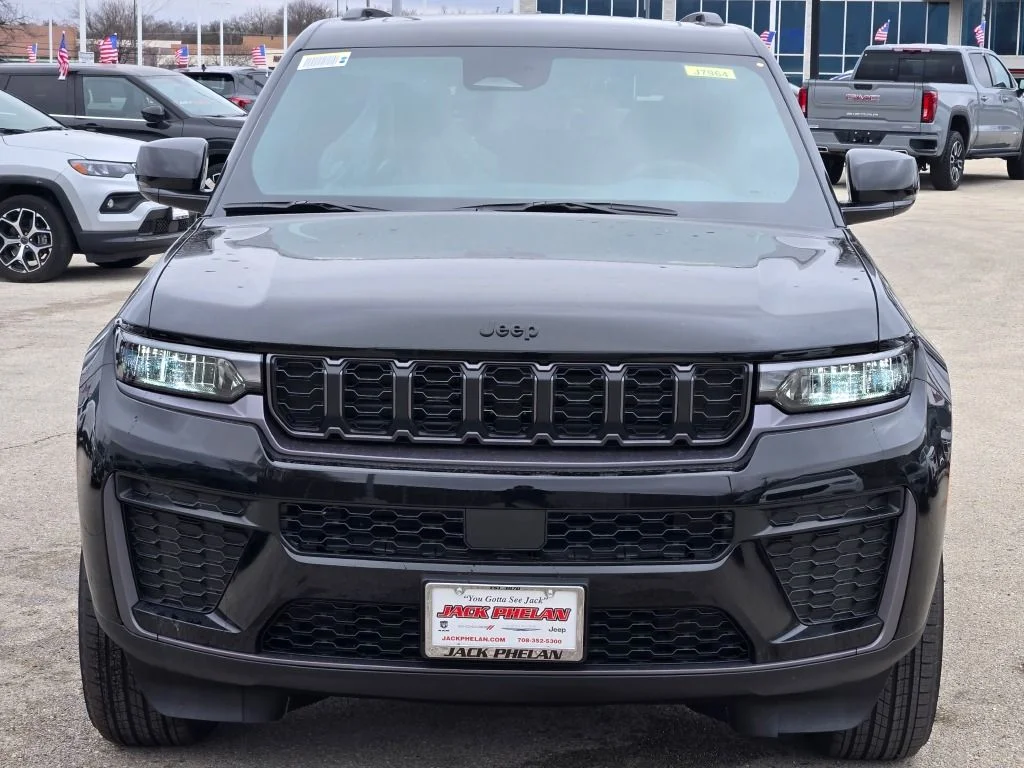 New 2026 Diamond Black Crystal Pearl-Coat Exterior Paint Jeep Altitude image 2