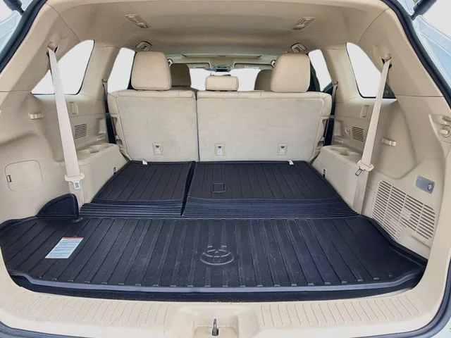 Used 2018 Blizzard Pearl Toyota XLE image 11