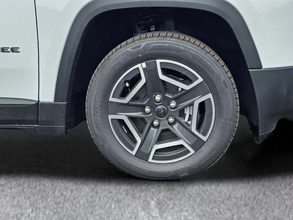 New 2026 Bright White Clear-Coat Exterior Paint Jeep Limited image 6