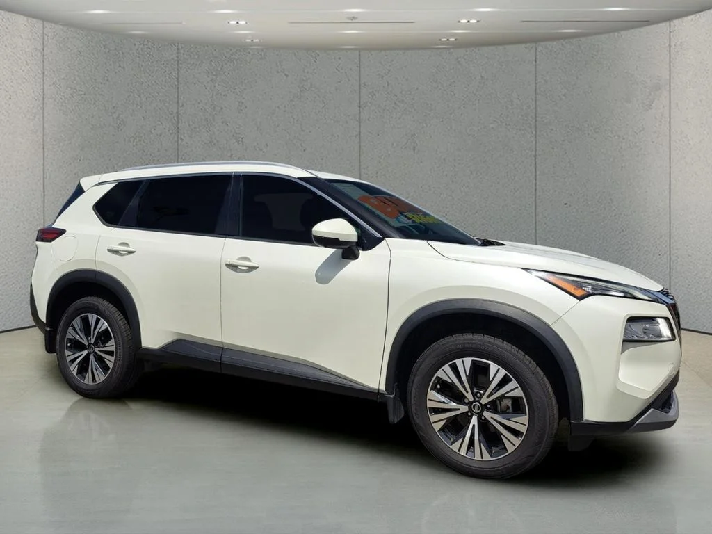 Used 2021 White Nissan SV image 3