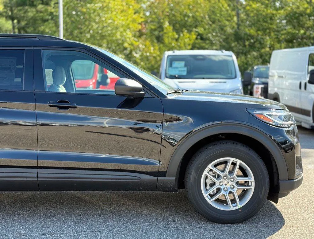 New 2027 Agate Black Metallic Ford Active image 2