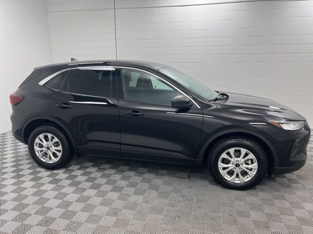 Used 2023 Black Ford Active image 4