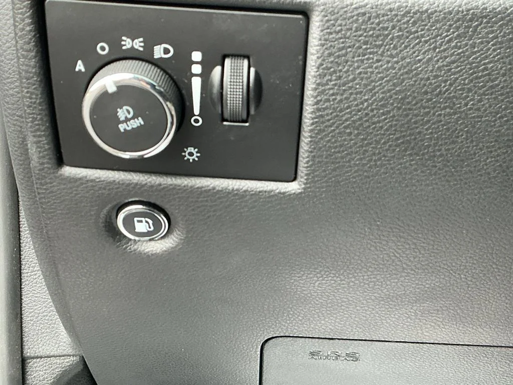 Used 2018 Silver Jeep Altitude image 20