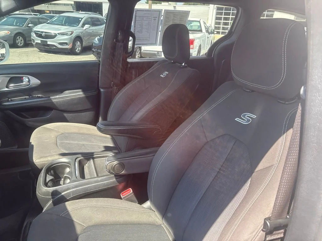 Used 2020 White Chrysler Touring image 40