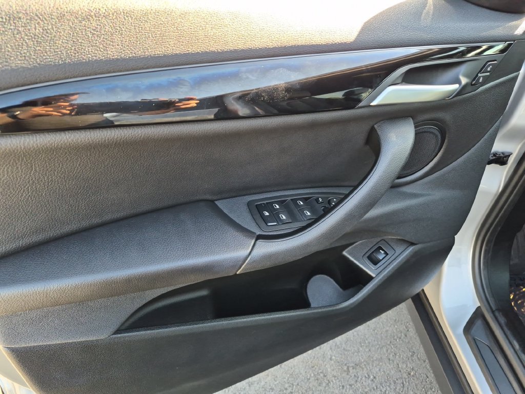 Used 2022 Silver BMW sDrive28i image 14