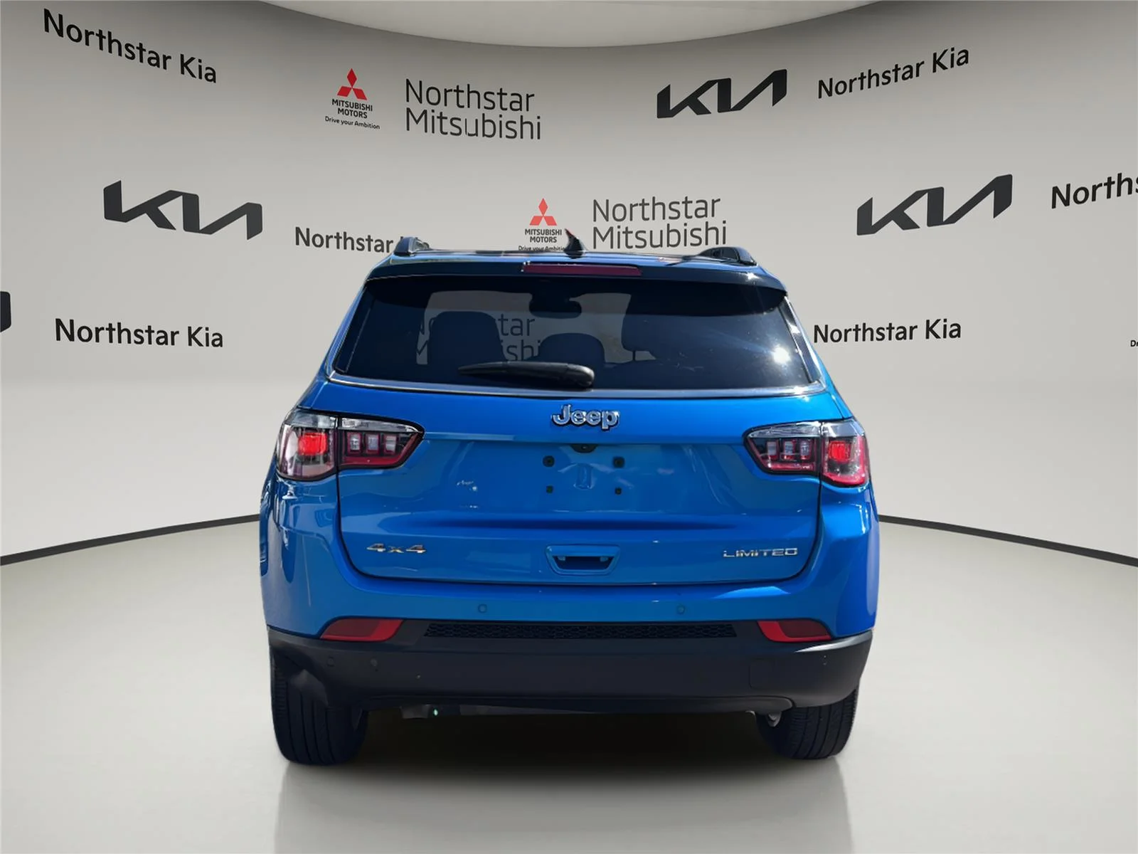 Used 2025 Hydro Blue Pearlcoat Jeep Limited image 4