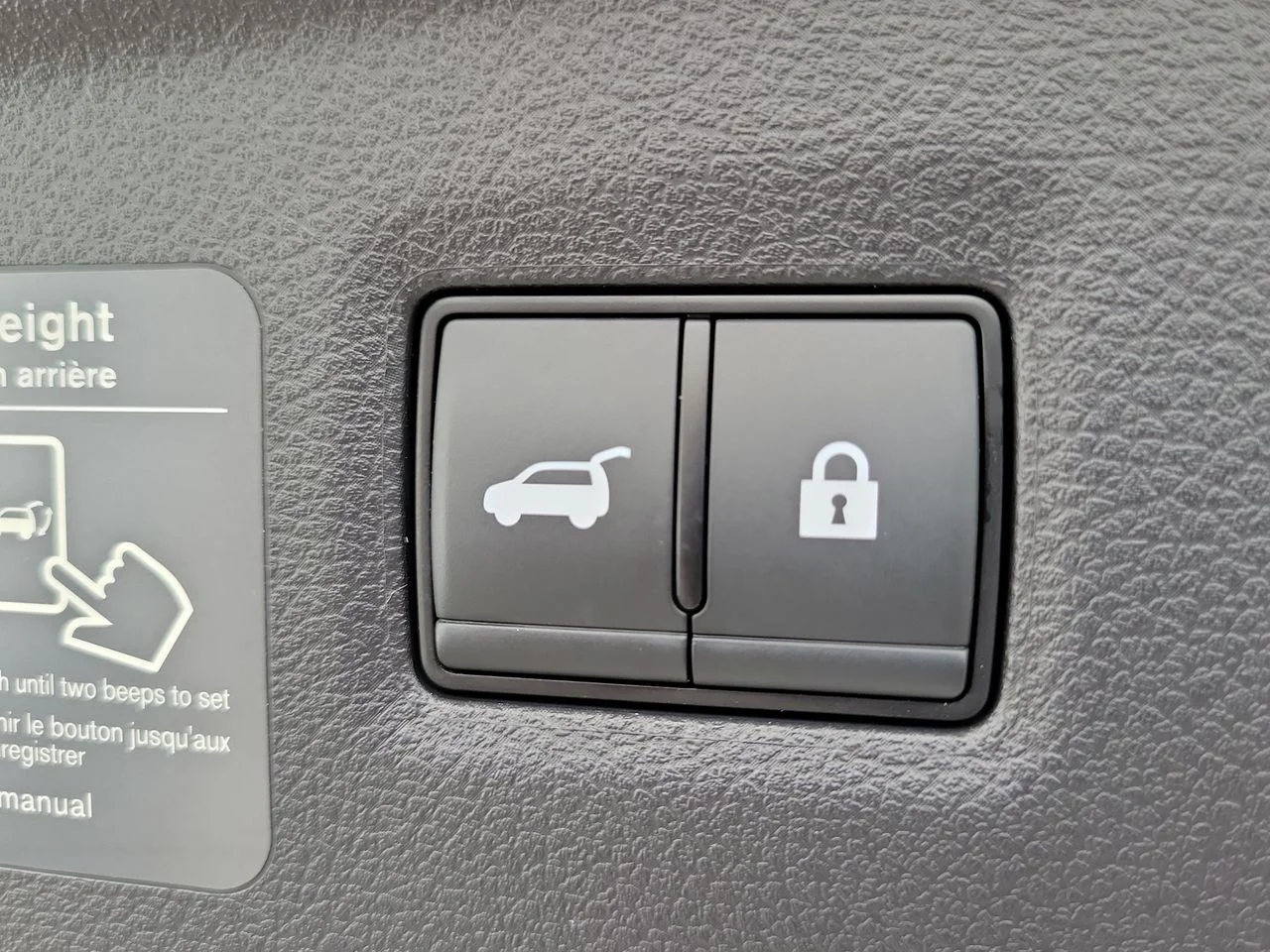Used 2023 White INFINITI LUXE image 10