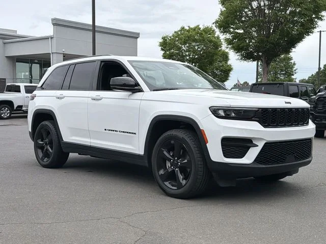 Used 2023 White/off-white Jeep Altitude X image 15