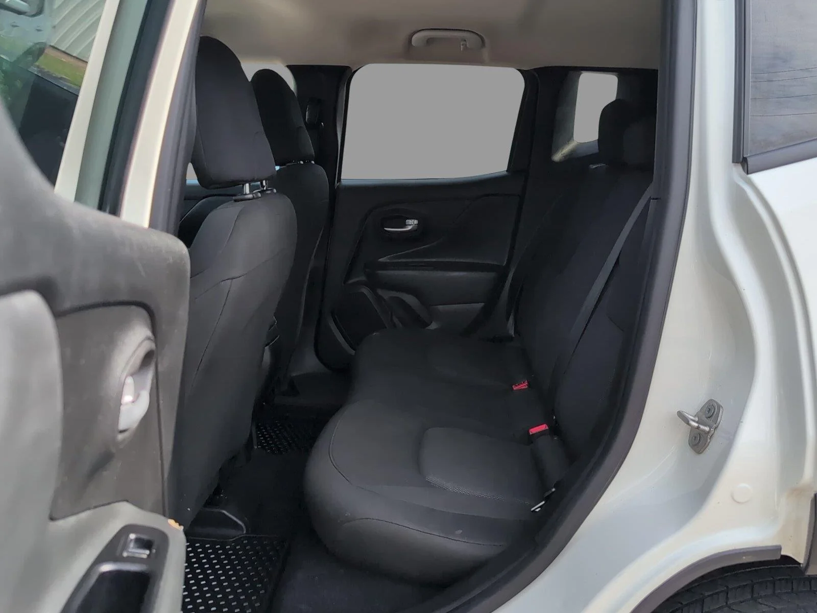 Used 2023 Alpine White Clearcoat Jeep Latitude image 15