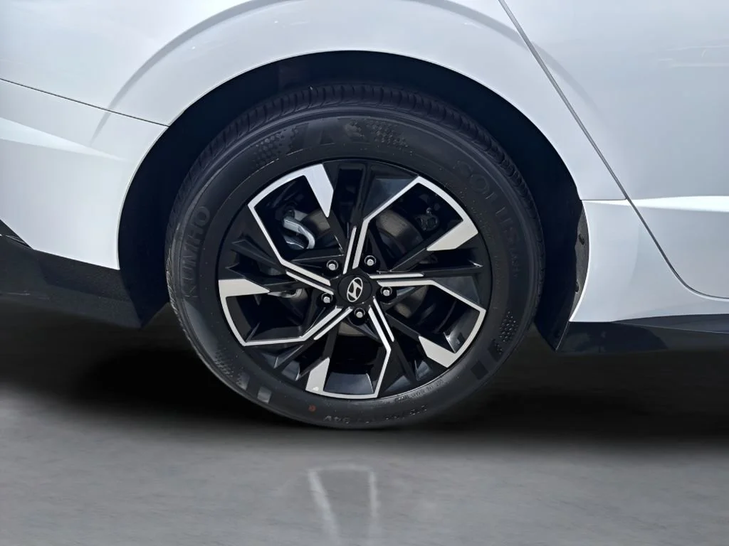 Used 2025 White Hyundai SEL image 34