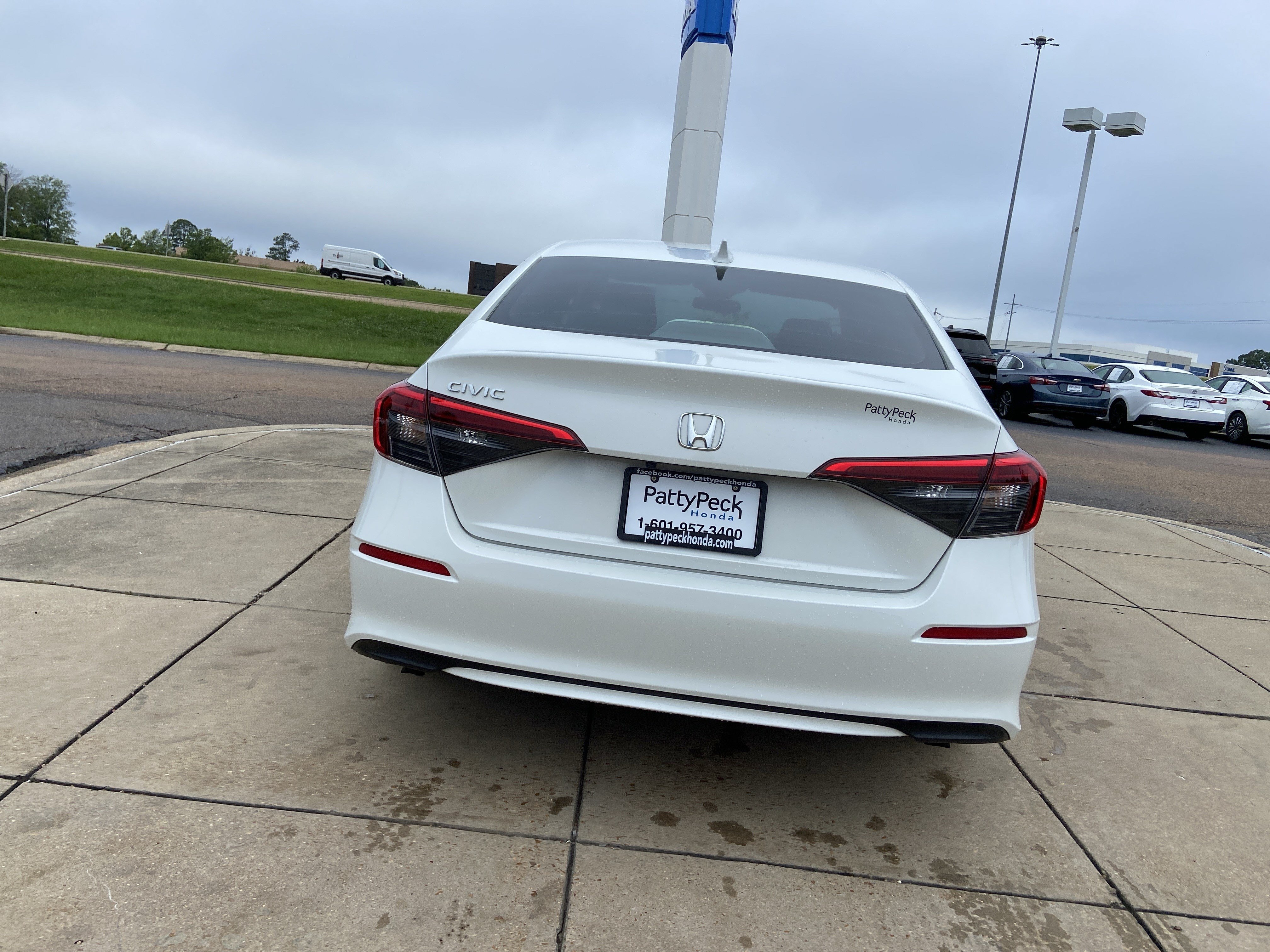 Used 2024 Platinum White Pearl Honda EX image 10