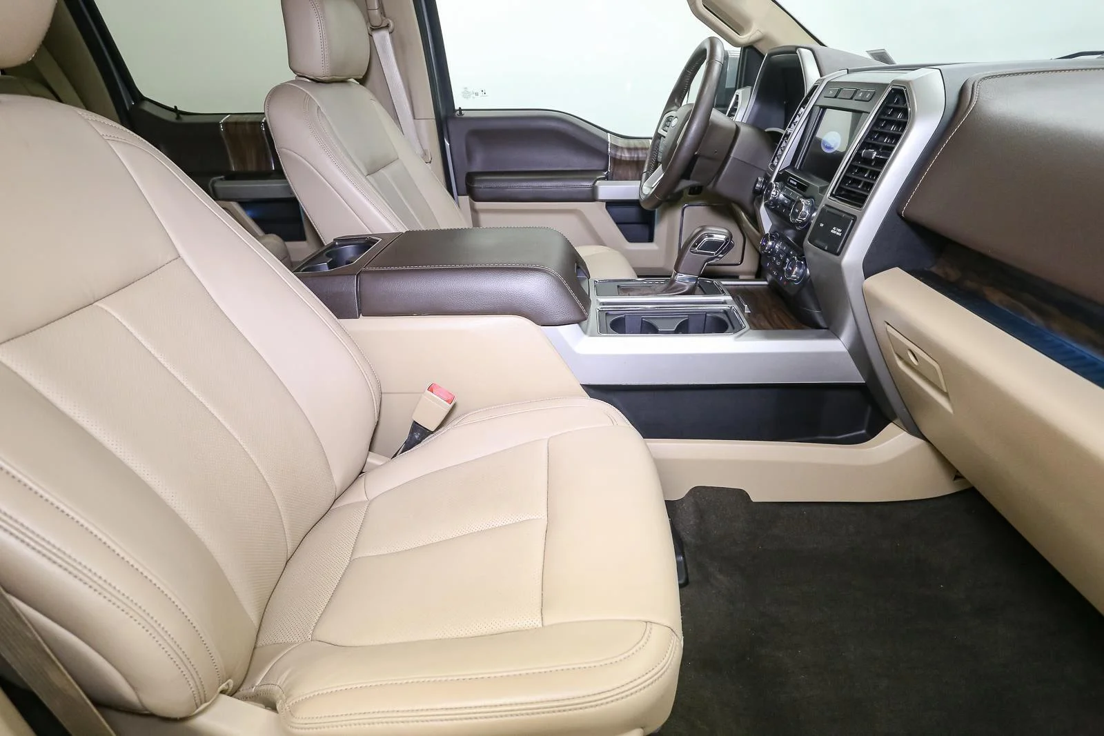 Used 2020 Silver Spruce Ford LARIAT image 18