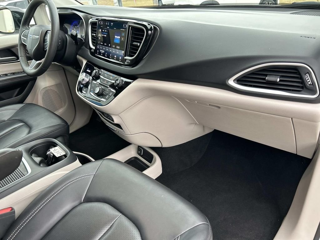 2024 Chrysler Pacifica Touring L - Photo 17